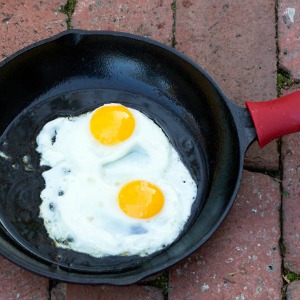 Cooking eggs in cast iron